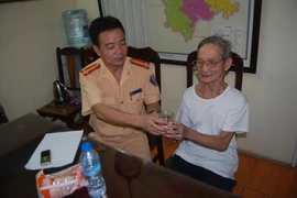 CSGT giúp đỡ cụ ông 84 tuổi lạc giữa phố đêm về nhà