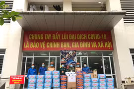 CSGT tặng hàng nghìn khẩu trang, nhu yếu phẩm cho người đang cách ly vì Covid-19