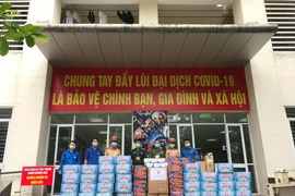 CSGT tặng hàng nghìn khẩu trang, nhu yếu phẩm cho người đang cách ly vì Covid-19