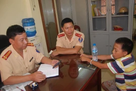 Giữa đêm, CSGT giúp đỡ cháu bé bị lạc từ Thanh Hóa 