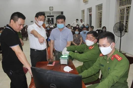 Chủ tịch UBND quận Cầu Giấy trắng đêm cùng Công an cơ sở lăn tay cấp CCCD gắn chíp