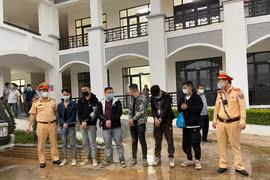 Cảnh sát giao thông phát hiện 6 người nhập cảnh trái phép trên cao tốc