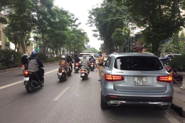 Tổng kiểm tra xử lý xe vi phạm dừng đỗ trái phép tại Thủ đô