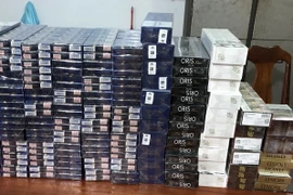 Giấu hơn 1.000 bao thuốc lá lậu trong 'bụng' xe khách 