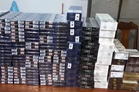 Giấu hơn 1.000 bao thuốc lá lậu trong 'bụng' xe khách 