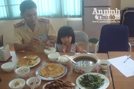 CSGT đang tìm bố mẹ cho bé gái bị lạc tên Hạnh