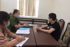 Lập biên bản xử phạt nghiêm nam thanh niên khạc nhổ, ném khẩu trang trong thang máy chung cư