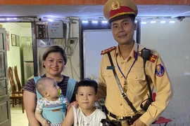 Bé trai lạc mẹ, được Cảnh sát giao thông đưa về tận nhà