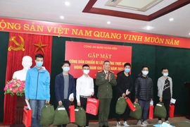 Tặng quà các công dân chuẩn bị lên đường nhập ngũ nghĩa vụ CAND