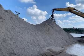 Video: Bắt trùm bảo kê "cát tặc" trên sông Đuống