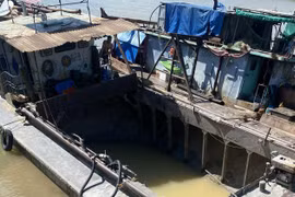 Lợi dụng dịch Covid-19, chỉ điểm, cảnh giới cho tàu hút cát trộm dưới sông