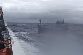 Tàu Kiểm ngư tìm kiếm cứu nạn tàu cá bị hỏng máy trong đêm ở Trường Sa