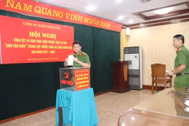 Hàng nghìn áo phao, áo mưa gửi đến nhân dân, đồng đội ở miền Trung