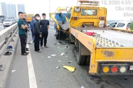 Đâm vào xe chở rác trên cầu Nhật Tân, lái xe cẩu tử vong 