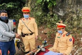 Cảnh sát giao thông tiếp nhận vũ khí, vật liệu nổ, công cụ hỗ trợ và pháo do người dân tự nguyện giao nộp