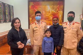 Đi thăm con sau Tết, bà cụ lạc đường được Cảnh sát giao thông Hà Nội giúp đỡ