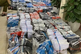 Hàng trăm chiếc áo "hàng hiệu" không rõ nguồn gốc chở trong xe tải