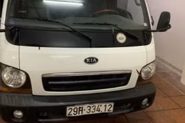 Video Cảnh sát giao thông Hà Nội phát hiện một "kho" áo hàng hiệu trong xe tải