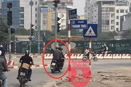 Dùng dao cướp giật tài sản của shipper, trên đường bỏ trốn tiếp tục rủ 'bạn tù' đi gây án