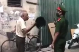 Không đeo khẩu trang phòng dịch Covid, người đàn ông hung hãn cầm mũ cối đánh vào mặt chiến sỹ Công an 