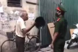 Không đeo khẩu trang phòng dịch Covid, người đàn ông hung hãn cầm mũ cối đánh vào mặt chiến sỹ Công an 