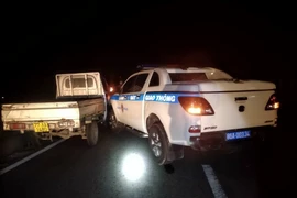 Cảnh sát giao thông truy nóng đối tượng trộm xe trong đêm húc chốt kiểm soát dịch
