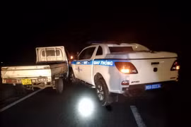 Cảnh sát giao thông truy nóng đối tượng trộm xe trong đêm húc chốt kiểm soát dịch