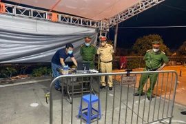 Video: Lắp đặt camera quét mã QR code phòng, chống dịch tại cửa ngõ ra vào Thủ đô