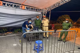 Video: Lắp đặt camera quét mã QR code phòng, chống dịch tại cửa ngõ ra vào Thủ đô