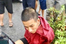 CSGT và người dân phối hợp quật ngã, bắt giữ trộm xe SH