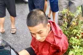 CSGT và người dân phối hợp quật ngã, bắt giữ trộm xe SH