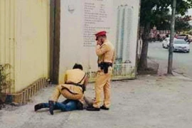 Uống rượu say, lái xe vi phạm quay sang đánh CSGT