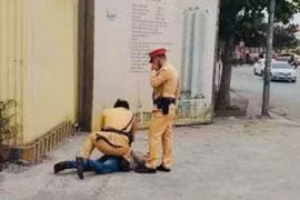 Uống rượu say, lái xe vi phạm quay sang đánh CSGT