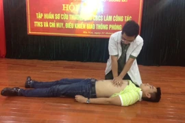 CSGT Hà Nội học ứng phó tình huống sản phụ chuyển dạ giữa đường