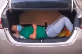 Nhét đồng hương vào cốp xe ô tô để thông chốt nhưng không thành