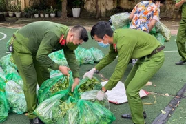 Những giọt mồ hôi giữa nắng hè, chia sẻ yêu thương, ấm lòng mùa dịch