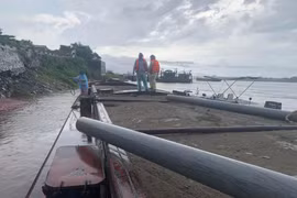 Thêm một vụ khai thác cát trái phép trên sông Hồng bị phát hiện lúc rạng sáng