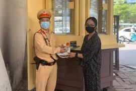 Đánh rơi tài sản, cô gái may mắn được CSGT giúp tìm lại