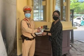 Đánh rơi tài sản, cô gái may mắn được CSGT giúp tìm lại