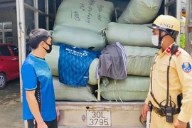 Hàng nghìn bộ quần áo hàng hiệu không rõ nguồn gốc trên xe tải