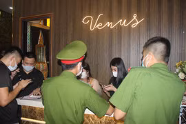 Xuyên đêm hiệp đồng xử lý quán karaoke núp bóng nhà hàng đón khách nước ngoài giữa mùa dịch Covid