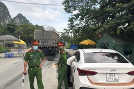 Lái xe tự làm giấy đi đường để chở thuê khách qua chốt kiểm soát