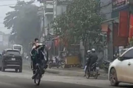 Phạt 5,8 triệu đồng thanh niên "bốc đầu" xe máy khoe lên mạng facebook