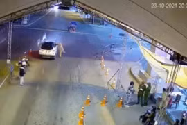Uống rượu, sử dụng ma túy, lái xe đâm CSGT hòng "thông chốt" kiểm soát dịch Covid-19