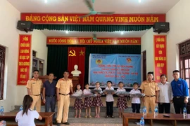 Cảnh sát giao thông đường thủy tiếp sức cho học sinh vạn chài đến trường