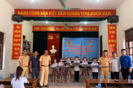 Cảnh sát giao thông đường thủy tiếp sức cho học sinh vạn chài đến trường