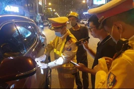 Đèn xanh không chịu di chuyển, tài xế có biểu hiện say rượu khóa cửa xe bỏ đi