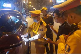 Đèn xanh không chịu di chuyển, tài xế có biểu hiện say rượu khóa cửa xe bỏ đi