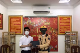 Đảm bảo an toàn giao thông phục vụ Đại hội Đảng, CSGT nhặt được tài sản trả lại người đánh rơi