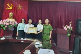 Trao khen cho cô gái mưu trí, dũng cảm giúp Công an phường bắt trộm 